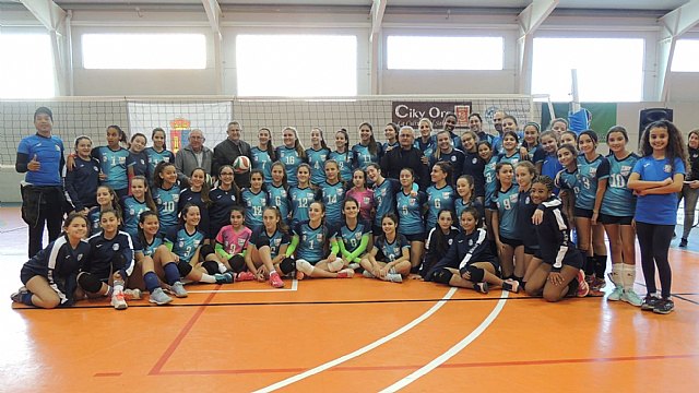 Los equipos de voleibol de la A.D. La Unión, presentados en Roche.