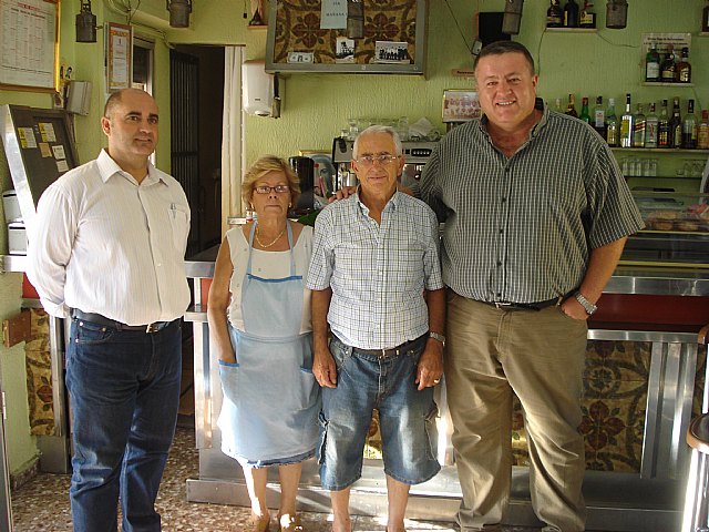 Minero Homenajeado. De izquierda a derecha. Director del Festival, Julio García, mujer de minero homenajeado, Ana María Carrión, minero homenajeado, José Morales y Alcalde de La Unión y Presidente del Festival, Francisco Bernabé