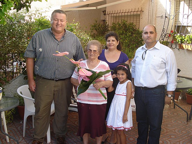 Viuda de Minero. De izquierda a derecha. Alcalde de La Unión y Presidente del Festival, Francisco Bernabé, viuda de minero, Francisca Martínez Valero, hija y nieta de la homenajeada y Director del Festival, Julio García