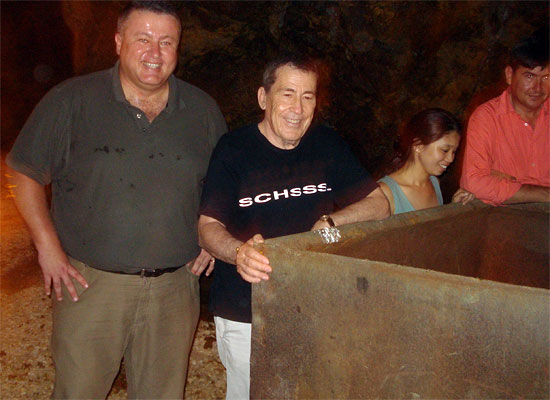 Fernando Sánchez Dragó, acompañado del Alcalde de La Unión 