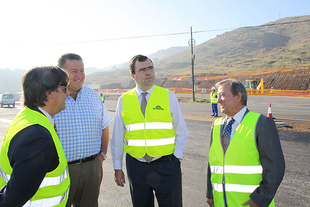 El consejero de Obras Públicas y Ordenación del Territorio, José Ballesta, acompañado del alcalde de La Unión, Francisco Bernabé, del concejal de Infraestructuras y Servicios de Cartagena, José Vicente Albaladejo, y del director general de Carreteras, José Guijarro