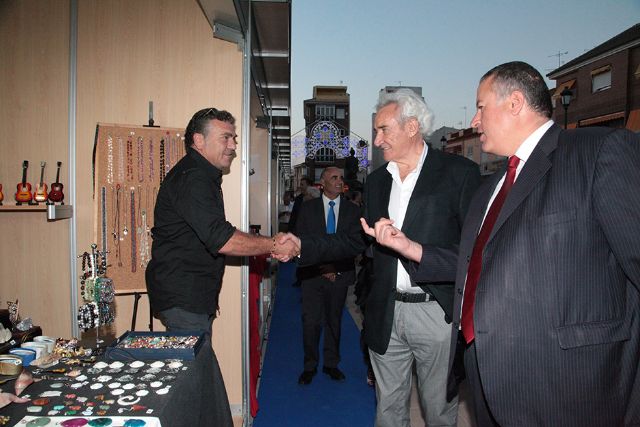 Encarnación Fernández ya tiene su lámpara en la Avenida del Flamenco