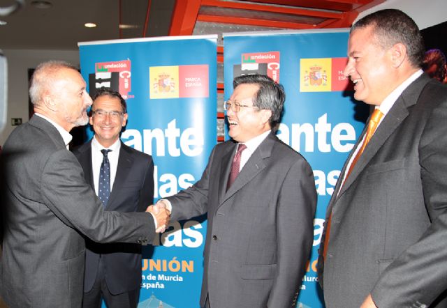 El escritor español contemporáneo más universal, Arturo Pérez-Reverte, 'embajador' del Cante de las Minas