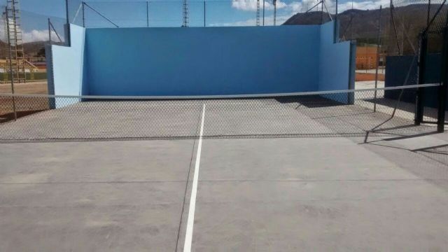El polideportivo municipal cuenta con una nueva pista de pádel