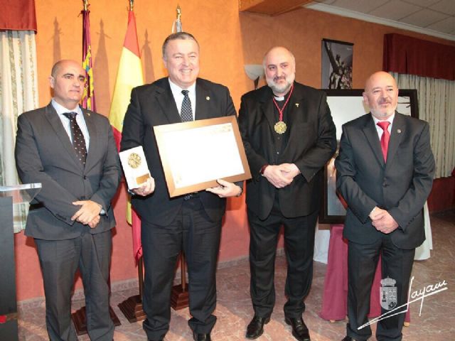 Bernabé recibe la insignia de oro de la Cofradía del Cristo de los Mineros de La Unión