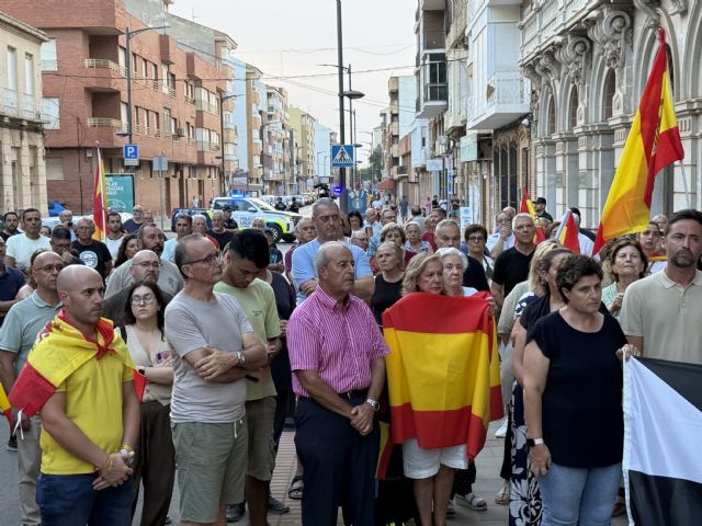 Centenares de vecinos de La Unión muestran su apoyo al pueblo de Ceuta a las puertas del Ayuntamiento
