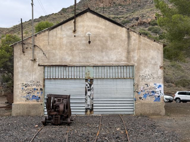 El alcalde de La Unión visita el entorno minero del Túnel 'José Maestre' en Portmán
