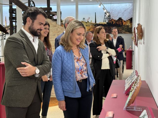 La consejera Conchita Ruiz inaugura en La Unión la exposición 'Reflejos cerámicos', creada por usuarios del centro Cristo de los Mineros