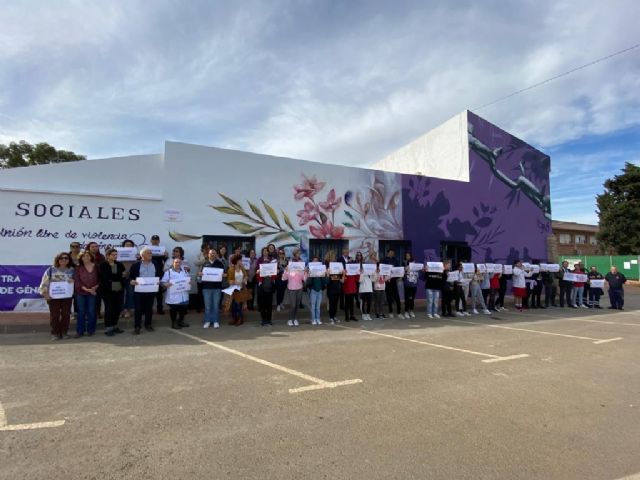 El artista Pepe Teño crea 'La Unión libre de Violencia de Género', un gran mural que rompe cadenas contra el maltrato a las mujeres