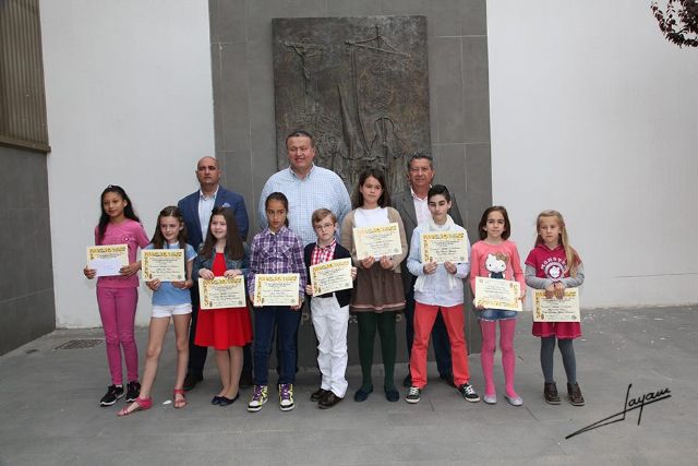 Los pequeños ganadores del concurso de dibujo de Semana Santa 2014 reciben sus premios