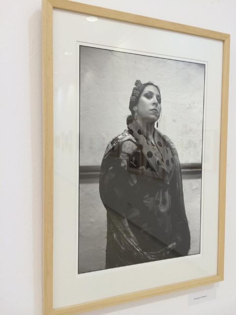 El artista Sánchez Montalbán cede a la Biblioteca Municipal los catálogos de la exposición de fotografías 'Seres Duende'