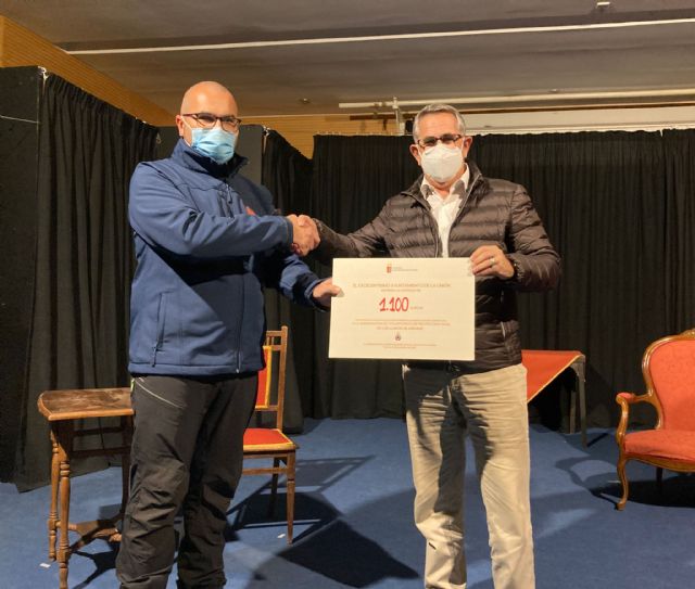 La muestra de teatro de La Unión dona más de mil euros a voluntarios de Protección Civil de La Palma
