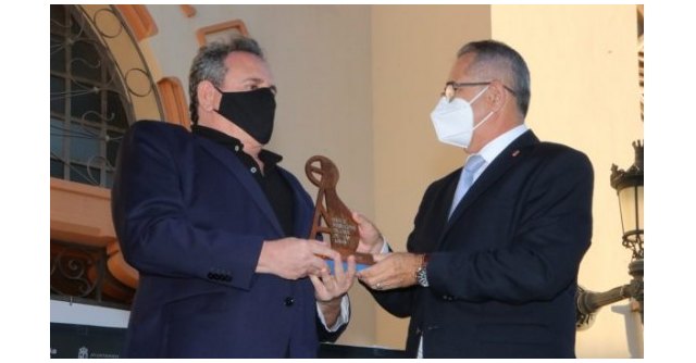 Juan José Solana, presidente de la Fundación SGAE, recibe el Premio Pencho Cros en nombre de la Fundación SGAE en el Festival Internacional de Cante de las Minas. Copyright: Festival Internacional Cante de las Minas