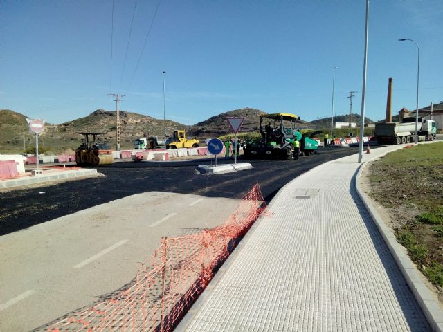 Comienzan las obras de asfaltado en la rotonda de la carretera RM-F43 en La Unión