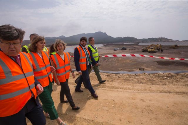 El presidente Fernando López Miras y la ministra Isabel García Tejerina visitan los trabajos de regeneración de la bahía de Portmán
