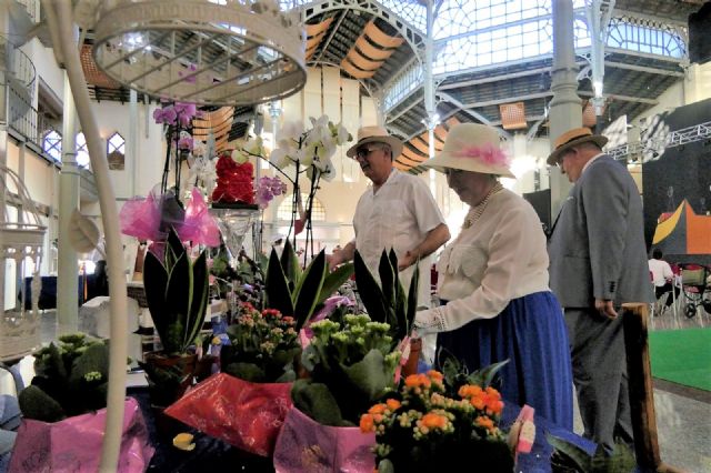 Artesanía, sorteos, pasodobles y vestidos de época en la apertura de la I Feria de Comercio Modernista de La Unión