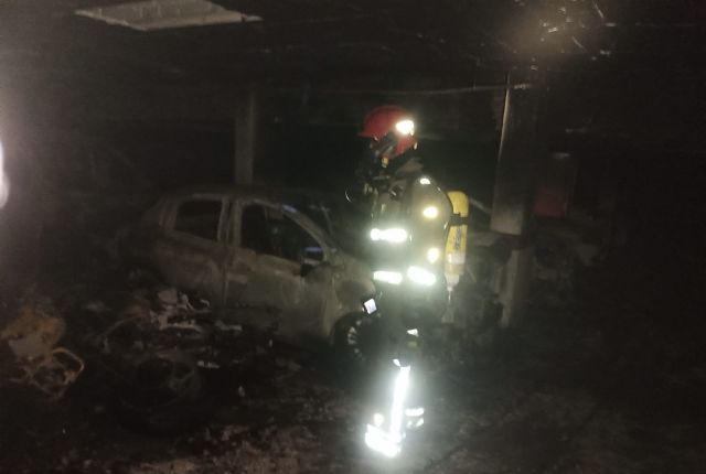 Servicios de emergencia acuden a apagar incendio de un garaje en la Unión