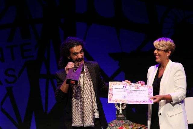La consejera Noelia Arroyo entrega el premio Filón en la final del Festival Internacional del Cante de Las Minas de La Unión
