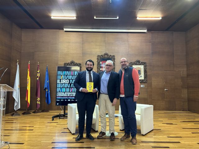Jordi Sierra i Fabra, galardonado con el I Trofeo ILURO por su trayectoria en la literatura