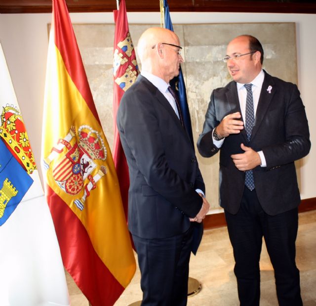 El presidente de la Comunidad se reúne en el Palacio de San Esteban con el alcalde de Las Torres de Cotillas, Domingo Coronado