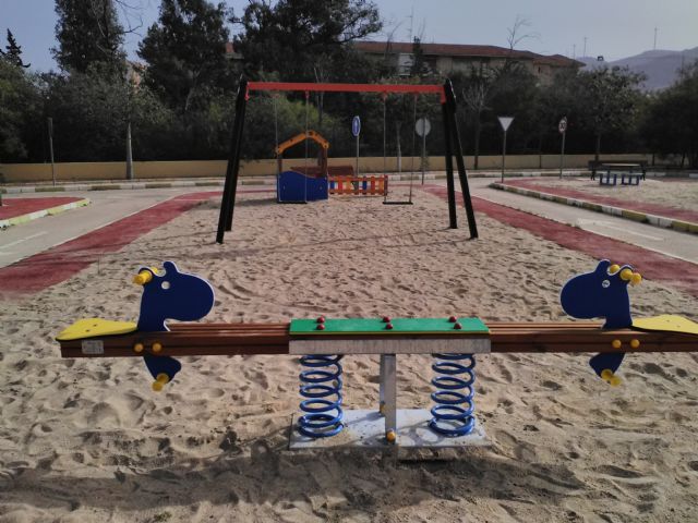 La concejalía de Infraestructuras instala nuevos juegos infantiles en los parques del municipio