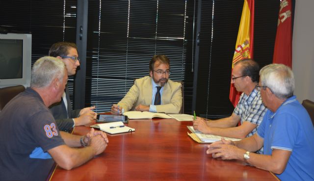 El consejero de Fomento e Infraestructuras informa a la Asociación de Vecinos La Liga de Portmán los proyectos de impulso de la bahía