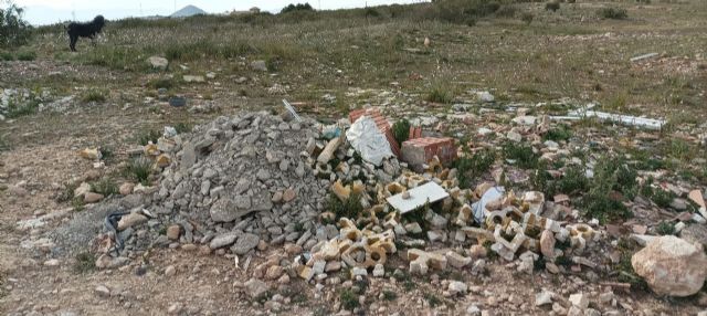 MC La Unión exige al Ayuntamiento que ataje el vertido de escombros (con amianto incluido) en Roche